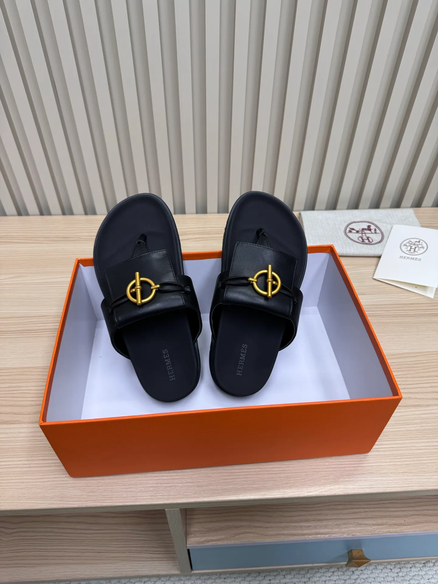 👟👟Ex-factory price 502👟👟Hermes🐎The extremely popular couple’s slippers/the latest hardware buckle sandals and slippers, paired with various colorful socks, so trendy!  ———————— Upper: imported cowhide/sheep leather/cloth/palmprint leather lining: imported cowhide/sheepskin outsole: Tpu non-slip and wear-resistant outsole Female size: 35-42 (40.41.42 non-returnable and non-exchangeable) Male code: 39-45 (45 non-returnable and non-exchangeable)